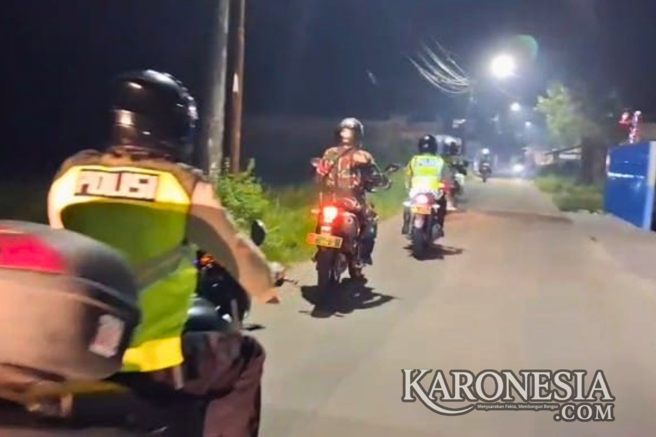 Personel Koramil 12/Rajeg dan Polsek Rajeg bersiap melaksanakan patroli gabungan malam hari mengantisipasi begal.