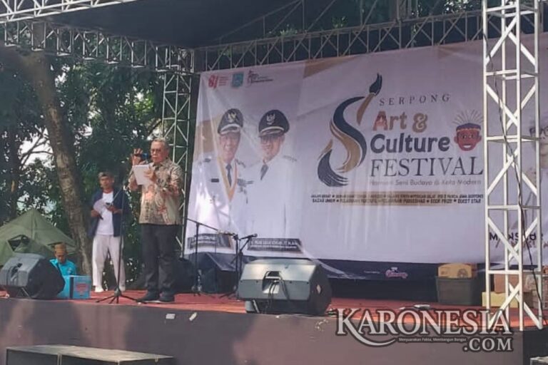 Wali Kota Tangerang Selatan Benyamin Davnie memberikan sambutan di Festival Budaya Serpong