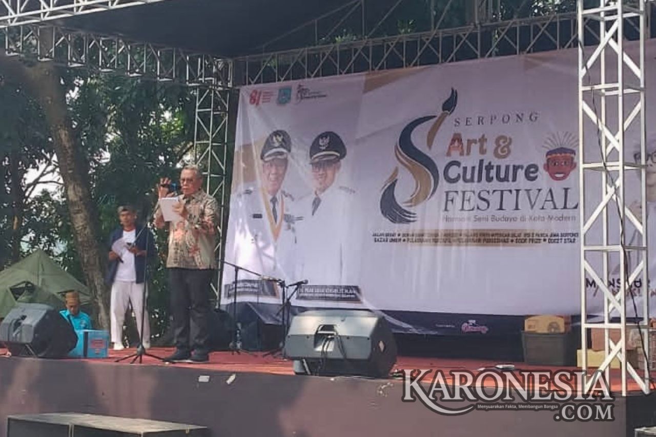 Wali Kota Tangerang Selatan Benyamin Davnie memberikan sambutan di Festival Budaya Serpong