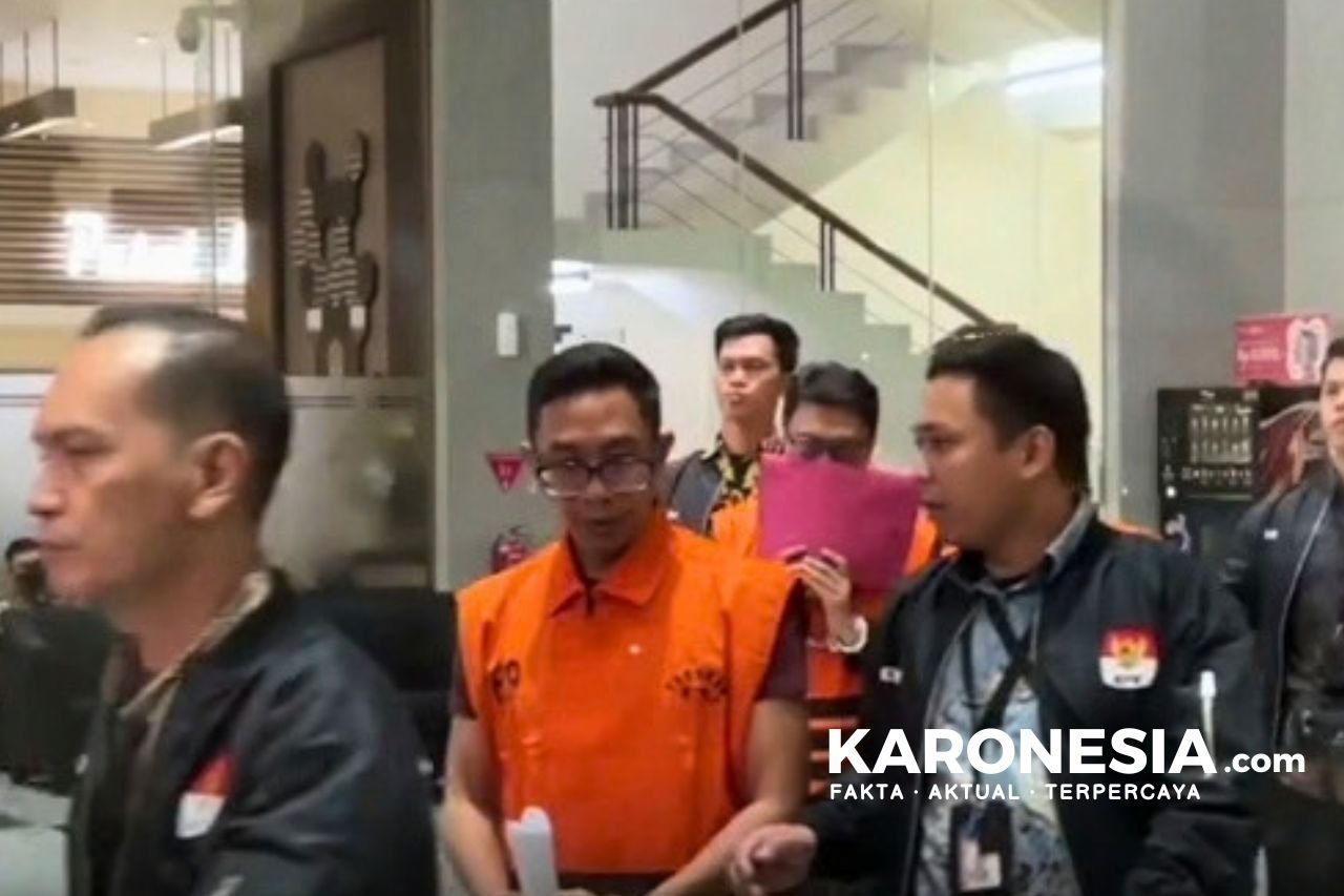 Tersangka kasus suap HGB ATR/BPN digiring KPK.