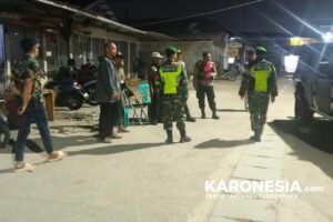 Aparat TNI-Polri dan Satpol PP berpatroli malam di Bantar Gebang Bekasi