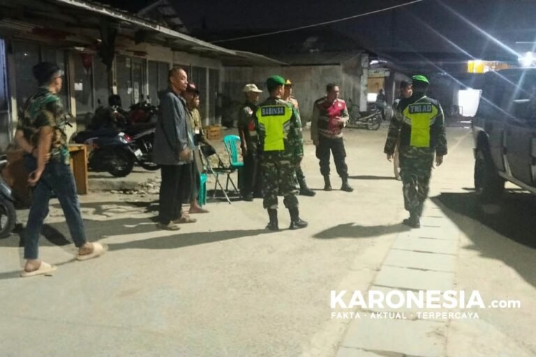 Aparat TNI-Polri dan Satpol PP berpatroli malam di Bantar Gebang Bekasi