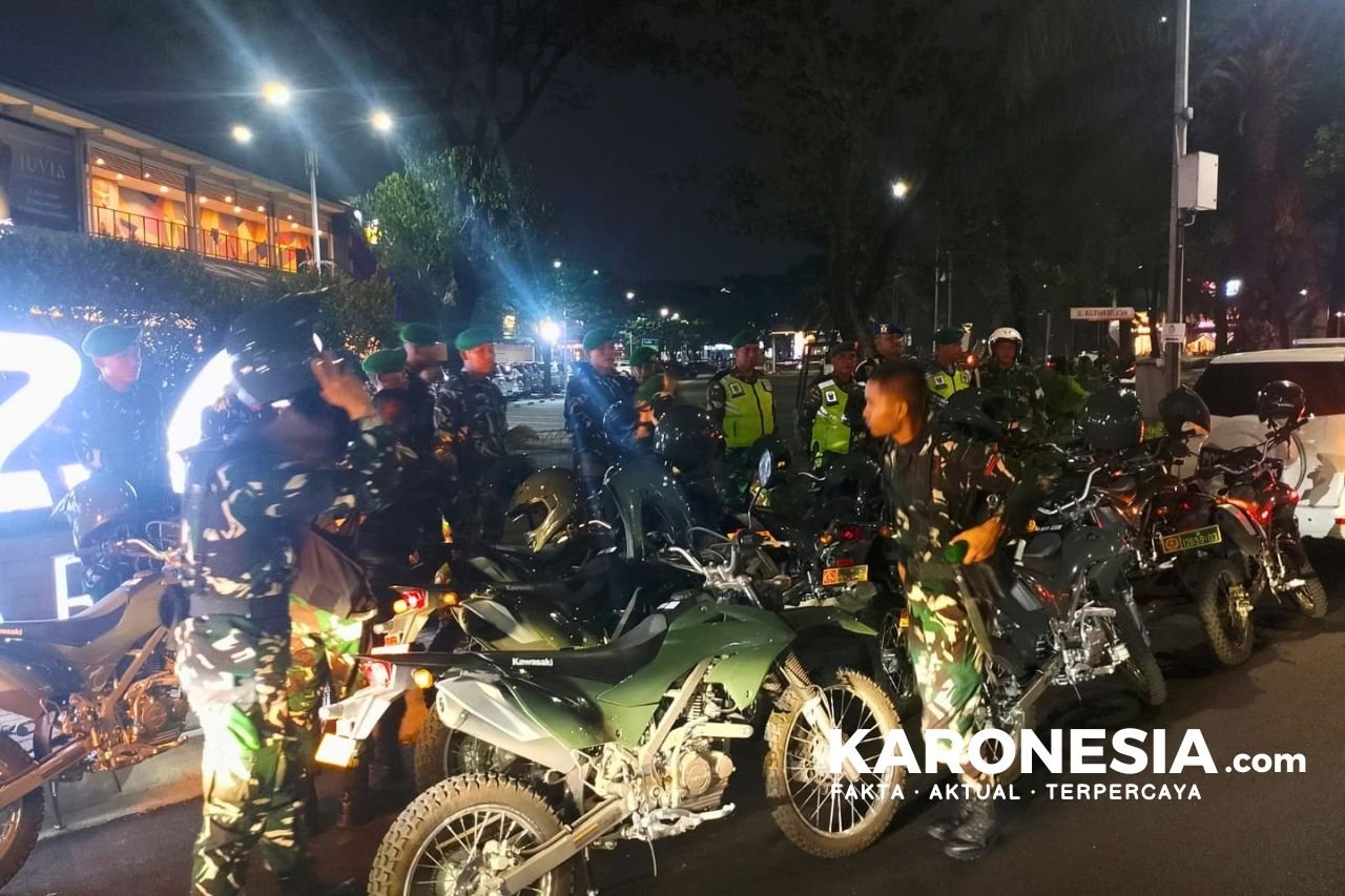 Personel Koramil 01/Kranji dan aparat keamanan bersiap patroli malam dengan sepeda motor di Bekasi