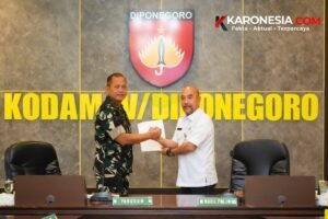 Pangdam IV/Diponegoro Mayjen TNI Achiruddin berjabat tangan dengan perwakilan Tim BPK RI saat kegiatan pemeriksaan aset rumah negara.