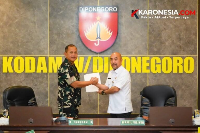 Pangdam IV/Diponegoro Mayjen TNI Achiruddin berjabat tangan dengan perwakilan Tim BPK RI saat kegiatan pemeriksaan aset rumah negara.
