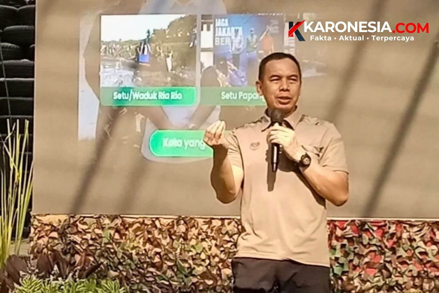 Pangdam Jaya Letjen TNI Deddy Suryadi memberikan sambutan dan pemaparan saat Coffee Morning bersama insan media di Makodam Jaya.