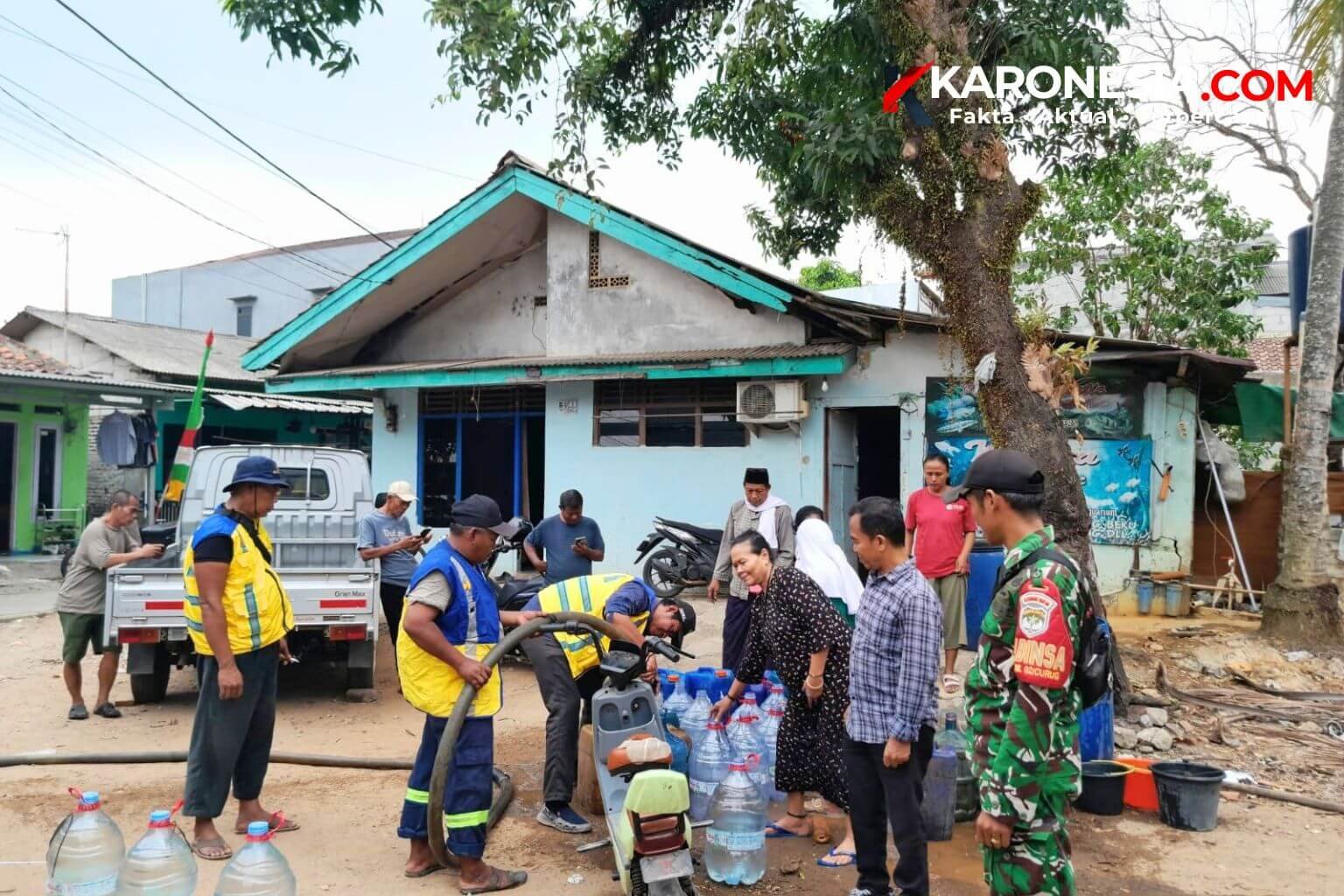 Babinsa Koramil Curug memantau petugas Satgas PU menyalurkan bantuan air bersih ke galon warga Curug Wetan Tangerang.