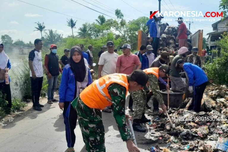 Personel Satgas Sampah Kodim 0510/Tigaraksa dan warga mengangkut tumpukan sampah liar di Jalan Kresek-Gandaria Desa Talok.
