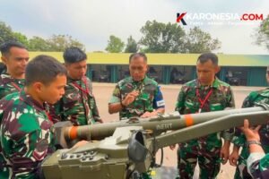 Prajurit Arhanud 10/ABC mendapatkan penjelasan sistem rudal Mistral kepada prajurit saat penataran latihan menembak.