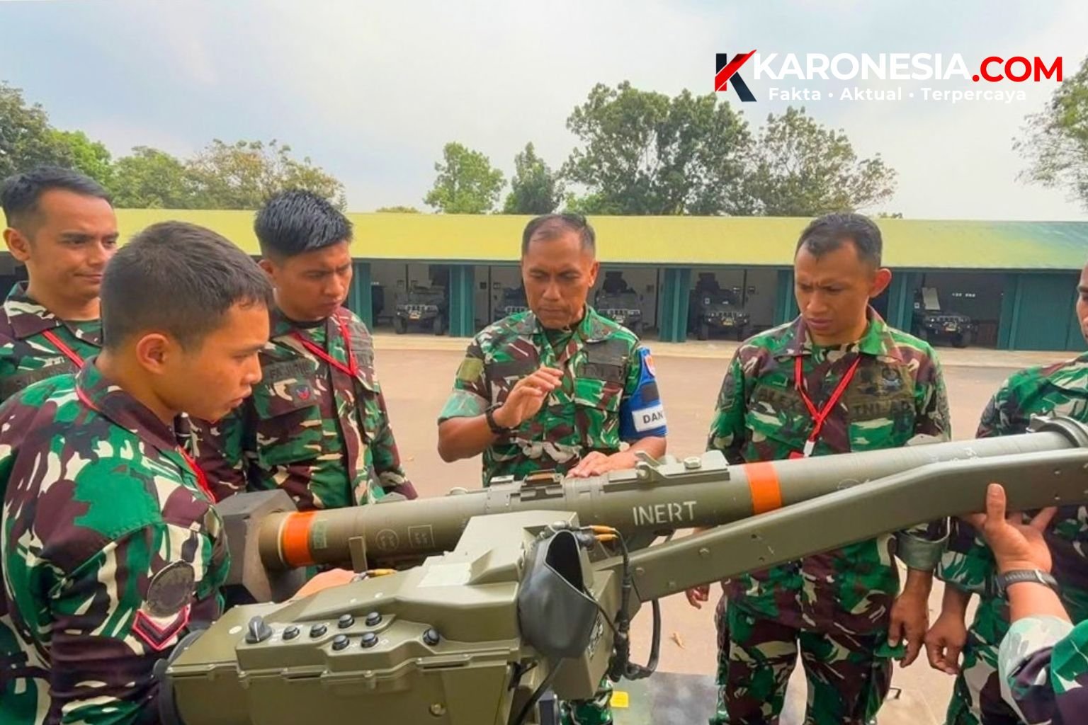 Prajurit Arhanud 10/ABC mendapatkan penjelasan sistem rudal Mistral kepada prajurit saat penataran latihan menembak.