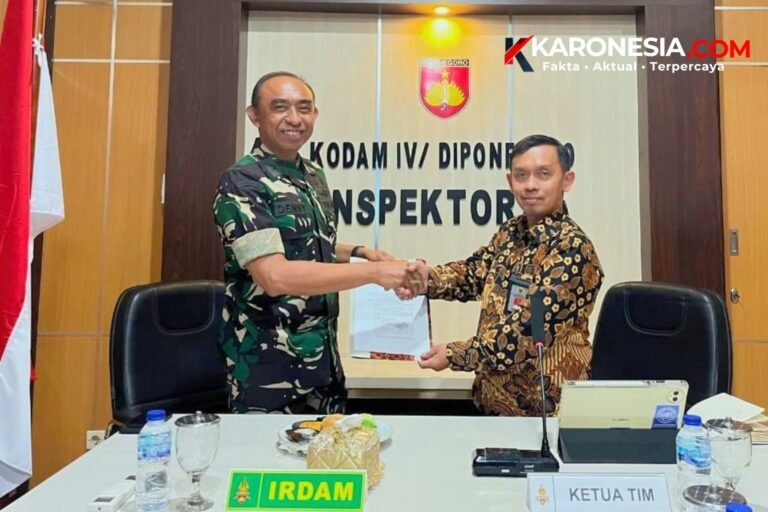 Irdam IV/Diponegoro Brigjen TNI Denny Marantika berjabat tangan dengan Ketua Tim BPK RI saat Exit Meeting di Makodam IV/Diponegoro.