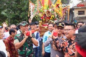 Dandim 0506 Tangerang dan Kapolres Metro Tangerang Kota memikul tandu Kirab Budaya dan Ruwat Bumi 2026 di Neglasari