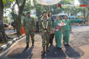 Dandim 0510/Tigaraksa Letkol Inf Yudha Fuady Putra dan Kasdim Mayor Inf Windra Sanur dalam tradisi korps penerimaan warga baru