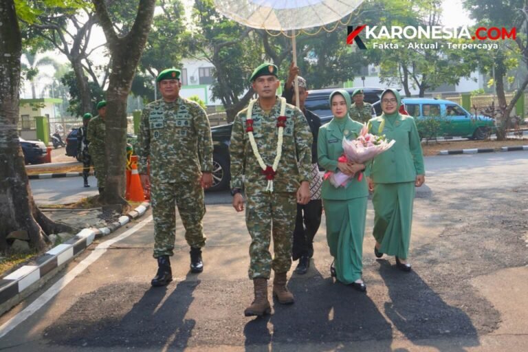 Dandim 0510/Tigaraksa Letkol Inf Yudha Fuady Putra dan Kasdim Mayor Inf Windra Sanur dalam tradisi korps penerimaan warga baru