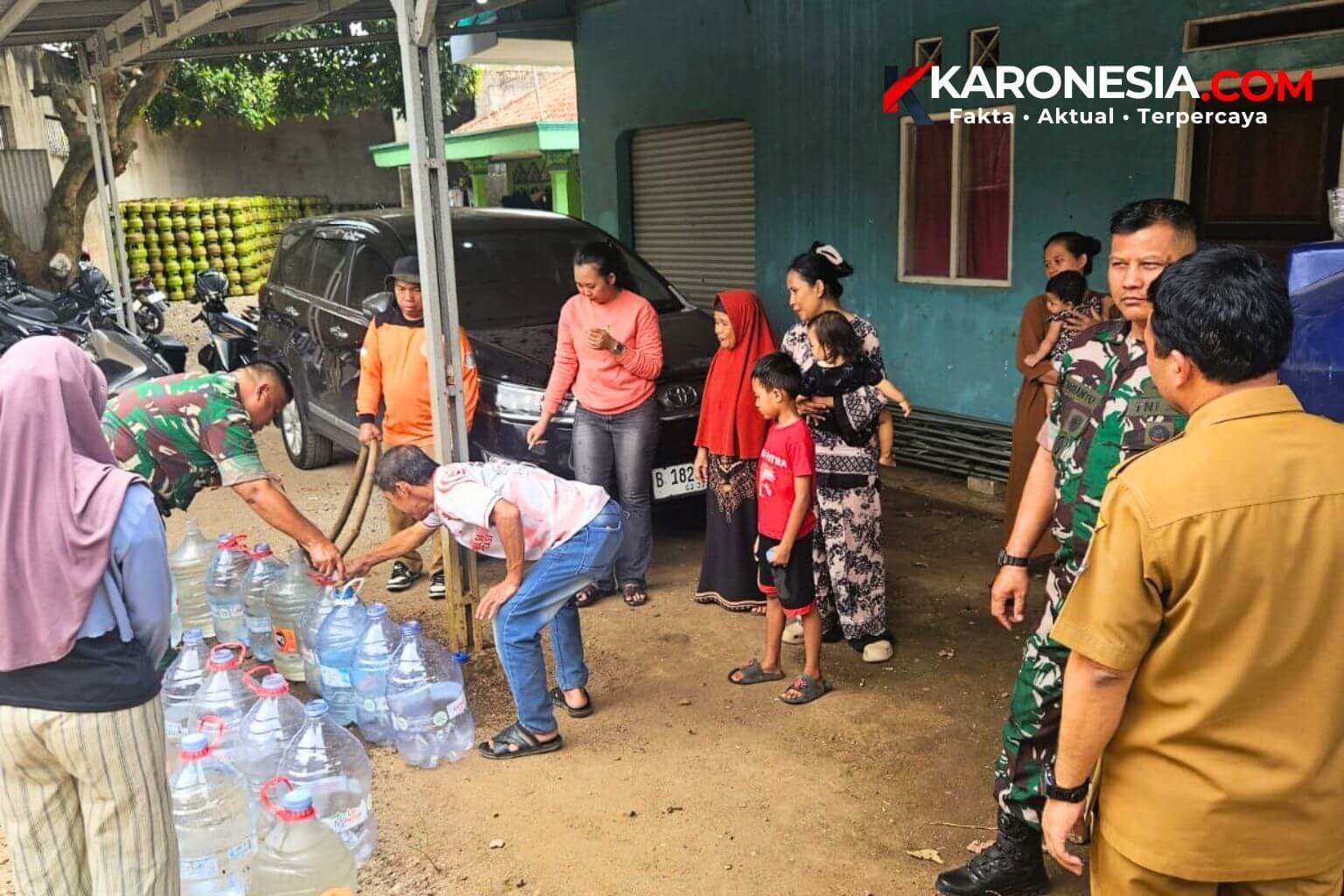 Kodim 0506/Tangerang menyalurkan air bersih kepada warga di Kecamatan Setu
