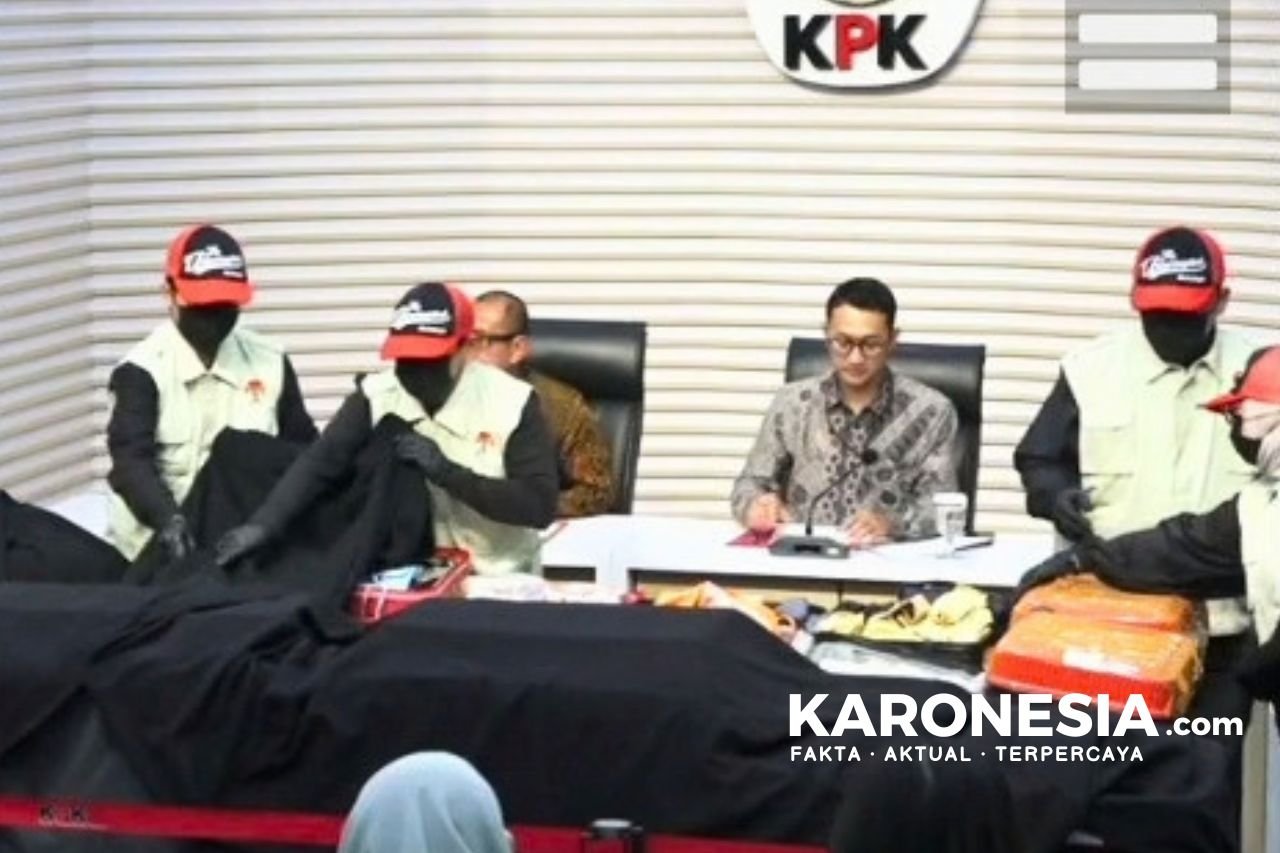 Konferensi pers barang bukti kasus suap KPK.