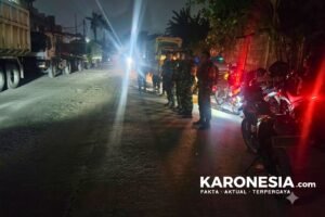Personel gabungan TNI dan Polri berpatroli di jalur sepi Balaraja pada malam hari.