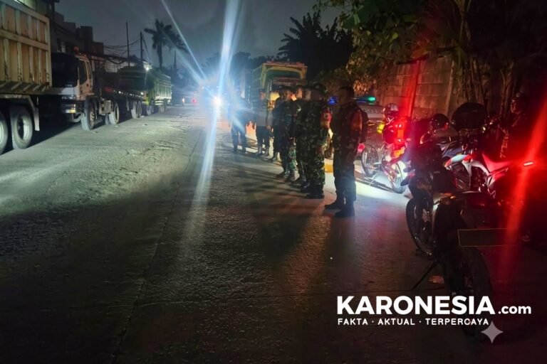 Personel gabungan TNI dan Polri berpatroli di jalur sepi Balaraja pada malam hari.