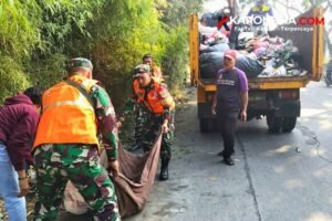 Personel Koramil 06 Tigaraksa bersama warga dan petugas DLHK mengangkut sampah ke truk di Kampung Gudang Pasir Nangka.