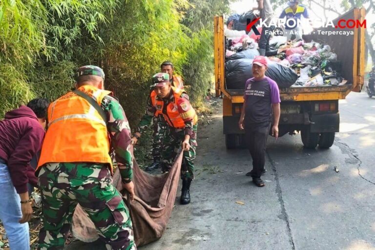Personel Koramil 06 Tigaraksa bersama warga dan petugas DLHK mengangkut sampah ke truk di Kampung Gudang Pasir Nangka.