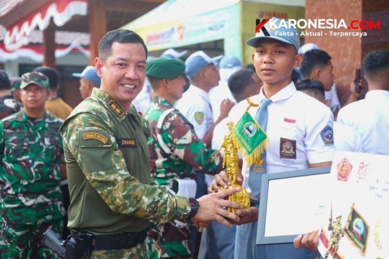 Dandim 0727 Karanganyar Letkol Kav Dhanang Prasetyo K menyerahkan piala kepada siswa pemenang lomba ketangkasan pelajar.