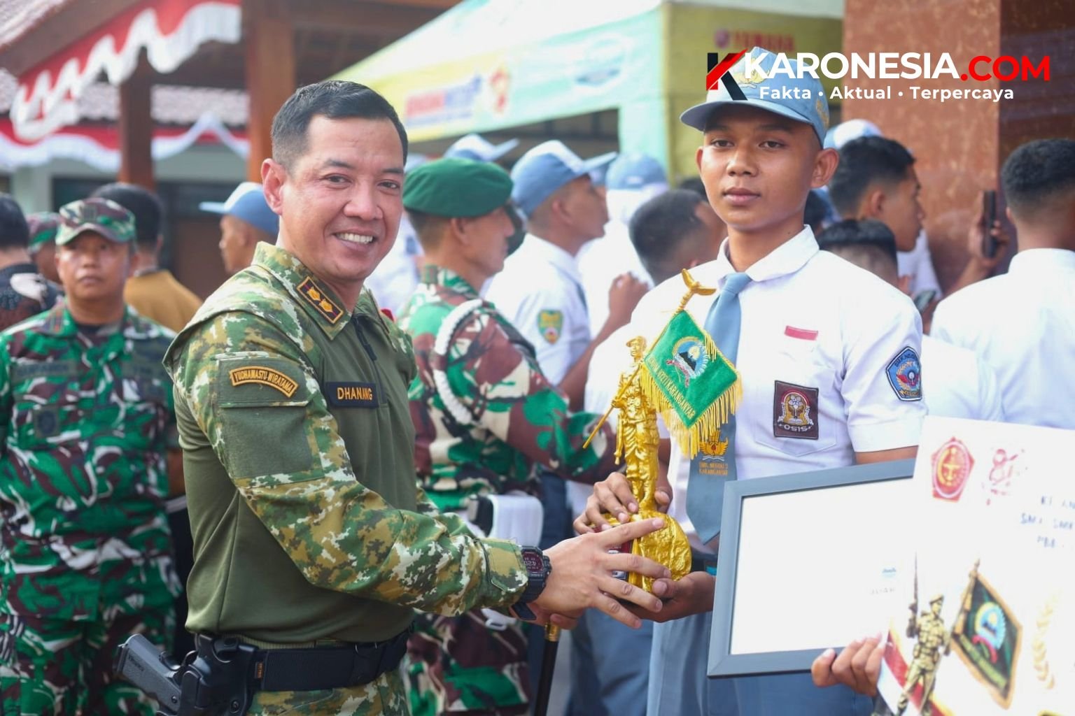 Dandim 0727 Karanganyar Letkol Kav Dhanang Prasetyo K menyerahkan piala kepada siswa pemenang lomba ketangkasan pelajar.