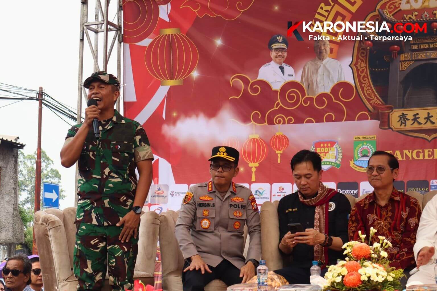 Dandim 0506 Tangerang memberikan sambutan pada acara Kirab Budaya dan Ruwat Bumi 2026 di panggung Vihara Dhamma Budhi Bhakti