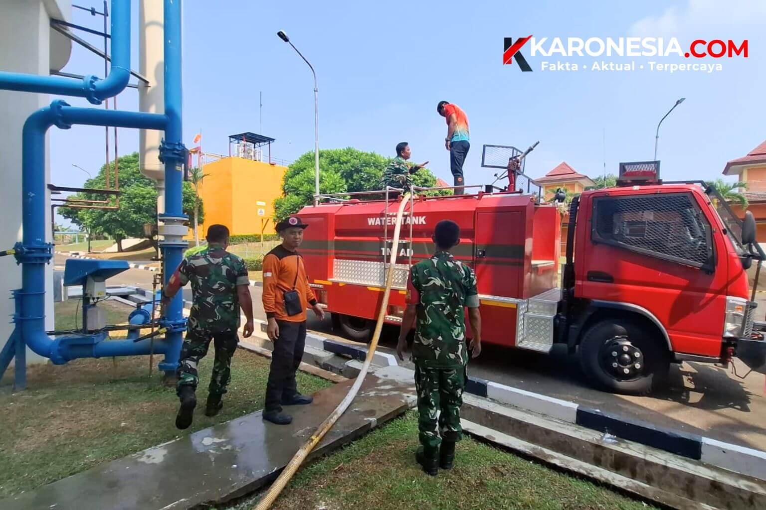 Mobil tangki menyalurkan air bersih bersama personel Kodim 0506/Tangerang di Setu