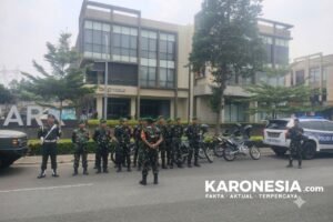 Personel patroli gabungan Kodim Tigaraksa menyisir kawasan BSD Tangerang.