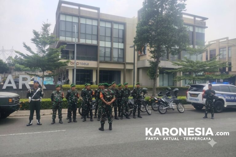 Personel patroli gabungan Kodim Tigaraksa menyisir kawasan BSD Tangerang.