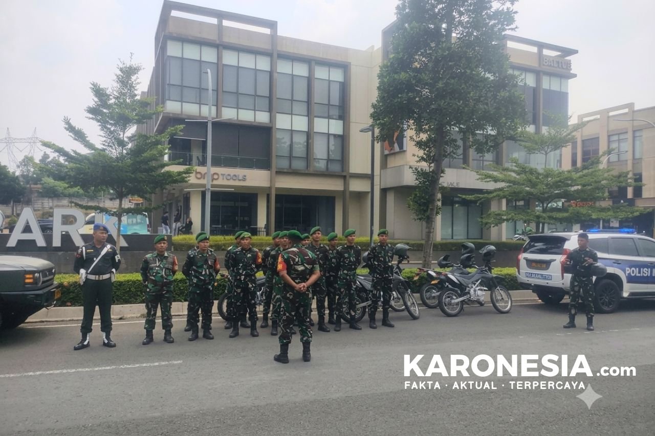 Personel patroli gabungan Kodim Tigaraksa menyisir kawasan BSD Tangerang.