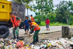 Personel Koramil 12/Rajeg bersihkan sampah di Tanjakan Mekar Tangerang