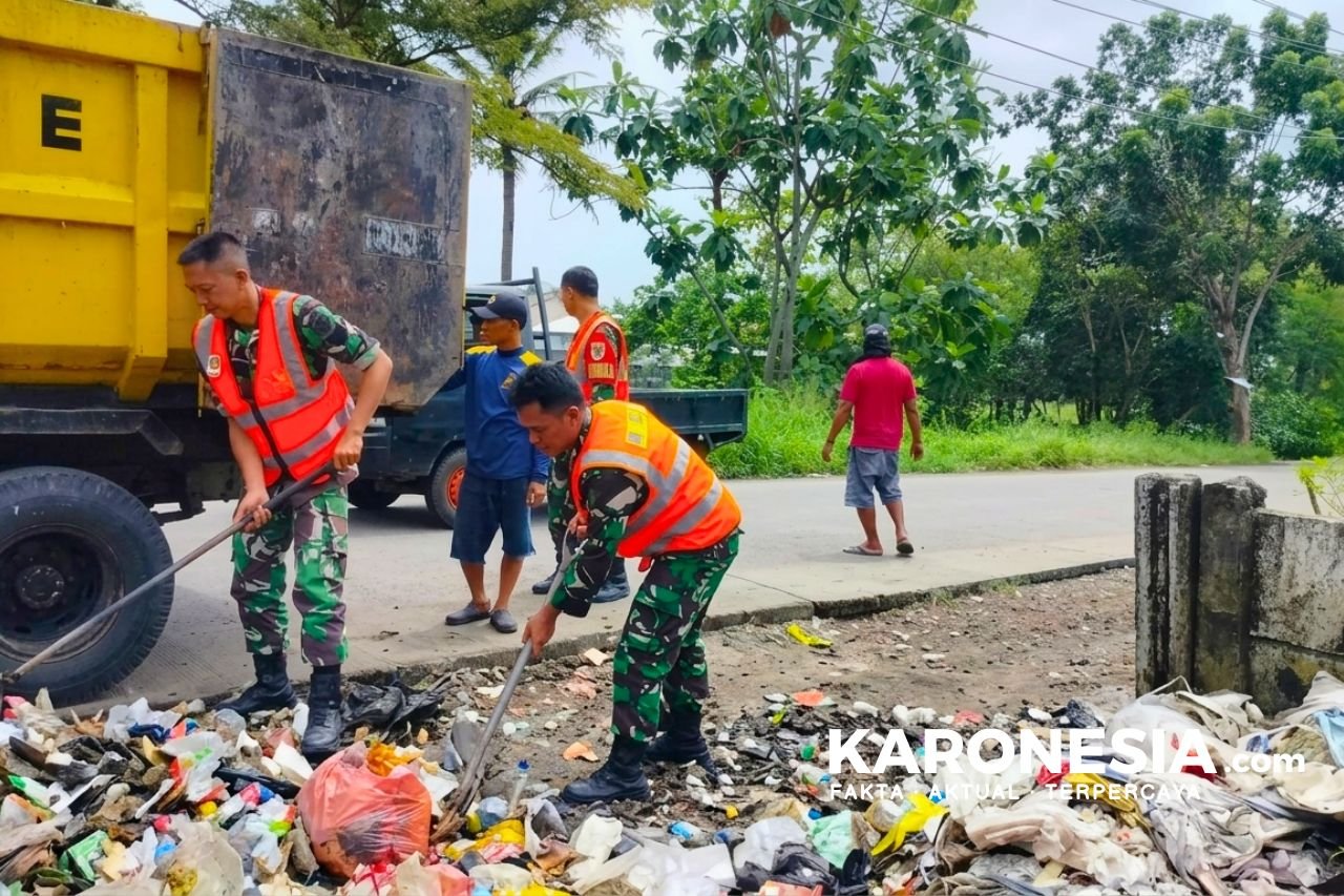 Personel Koramil 12/Rajeg bersihkan sampah di Tanjakan Mekar Tangerang