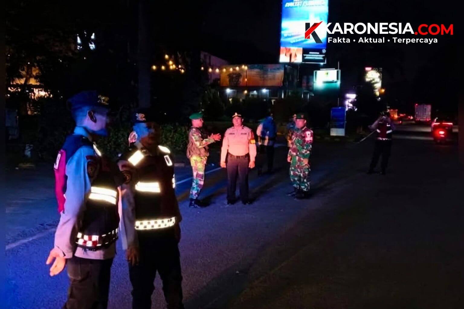 Personel TNI-Polri menggunakan rompi nyala menggelar apel dan pengamanan jalan di koridor malam Legok-BSD.