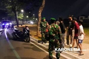 Personel Koramil Curug mengimbau sejumlah remaja saat patroli malam di jalan raya.