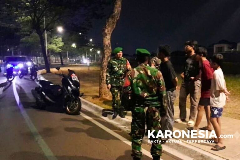 Personel Koramil Curug mengimbau sejumlah remaja saat patroli malam di jalan raya.