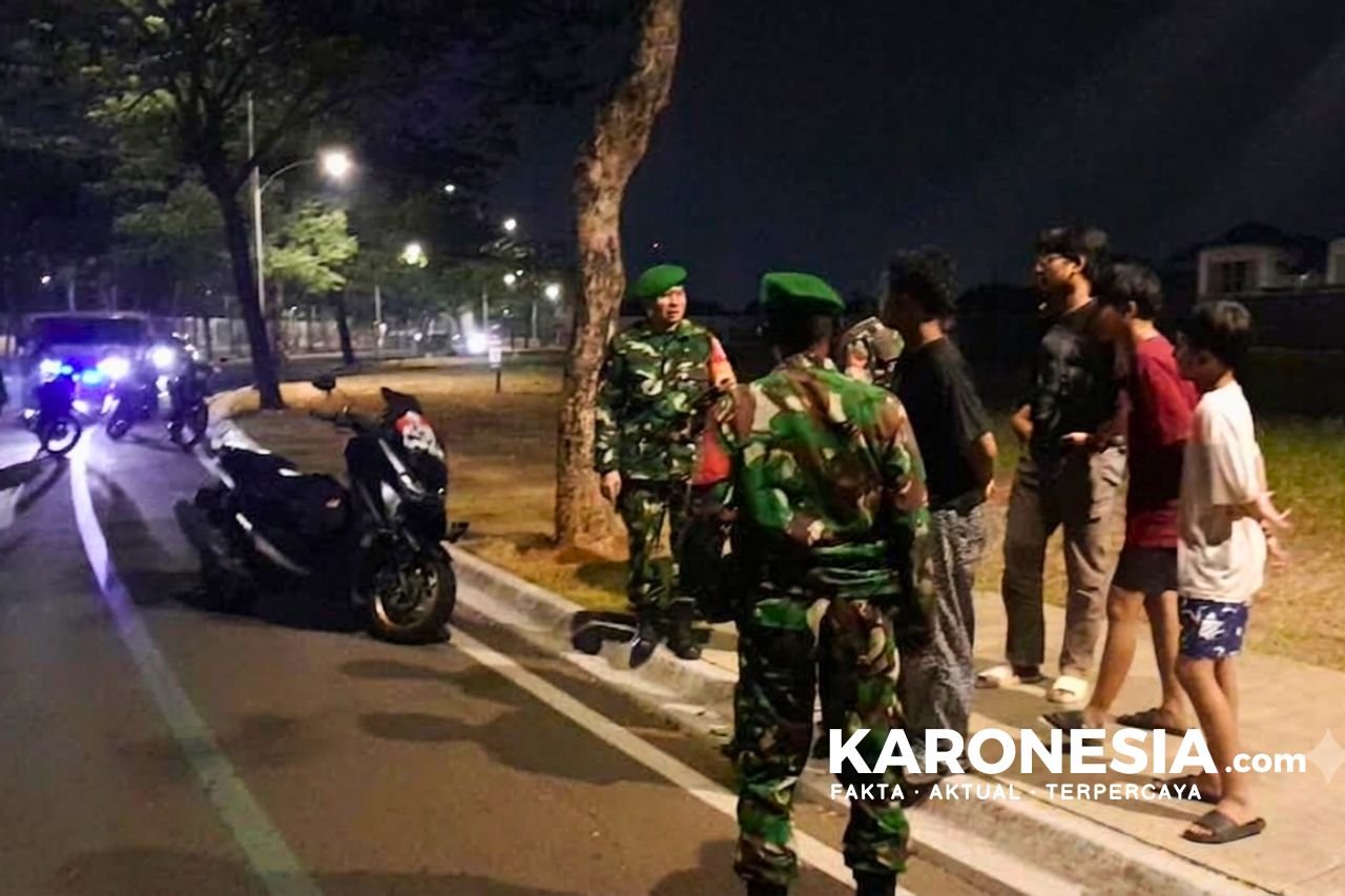 Personel Koramil Curug mengimbau sejumlah remaja saat patroli malam di jalan raya.