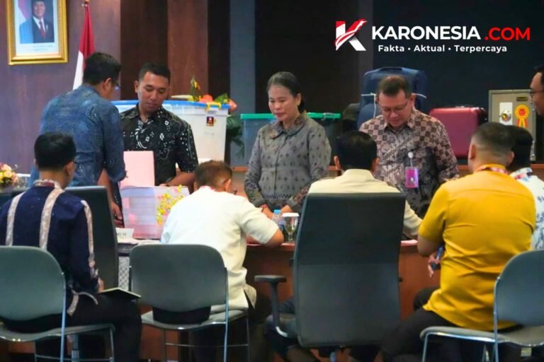 Proses serah terima tersangka FA dan barang bukti kasus TPPU di Kejaksaan Negeri Jakarta Selatan