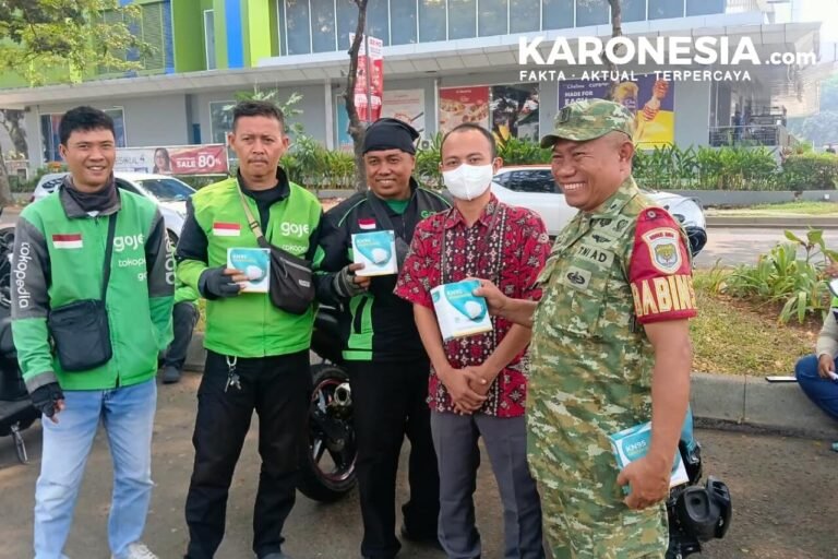 Babinsa Pondok Aren bagikan masker ke pengemudi ojek online antisipasi abu vulkanik