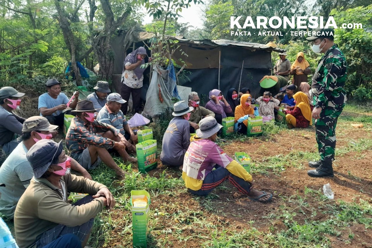 Petani Cikupa menerima masker dan sembako dari Koramil 04/Cikupa.