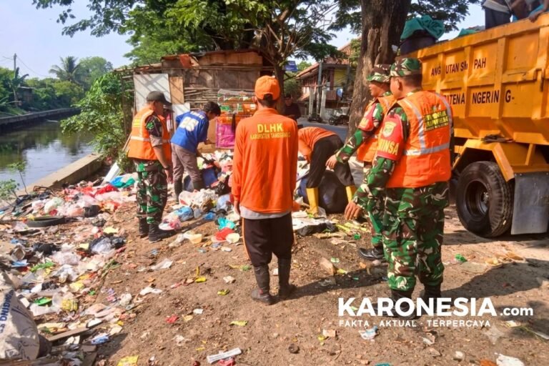 Satgas Sampah Kodim Tigaraksa bersihkan sampah di Jalan Raya Mauk