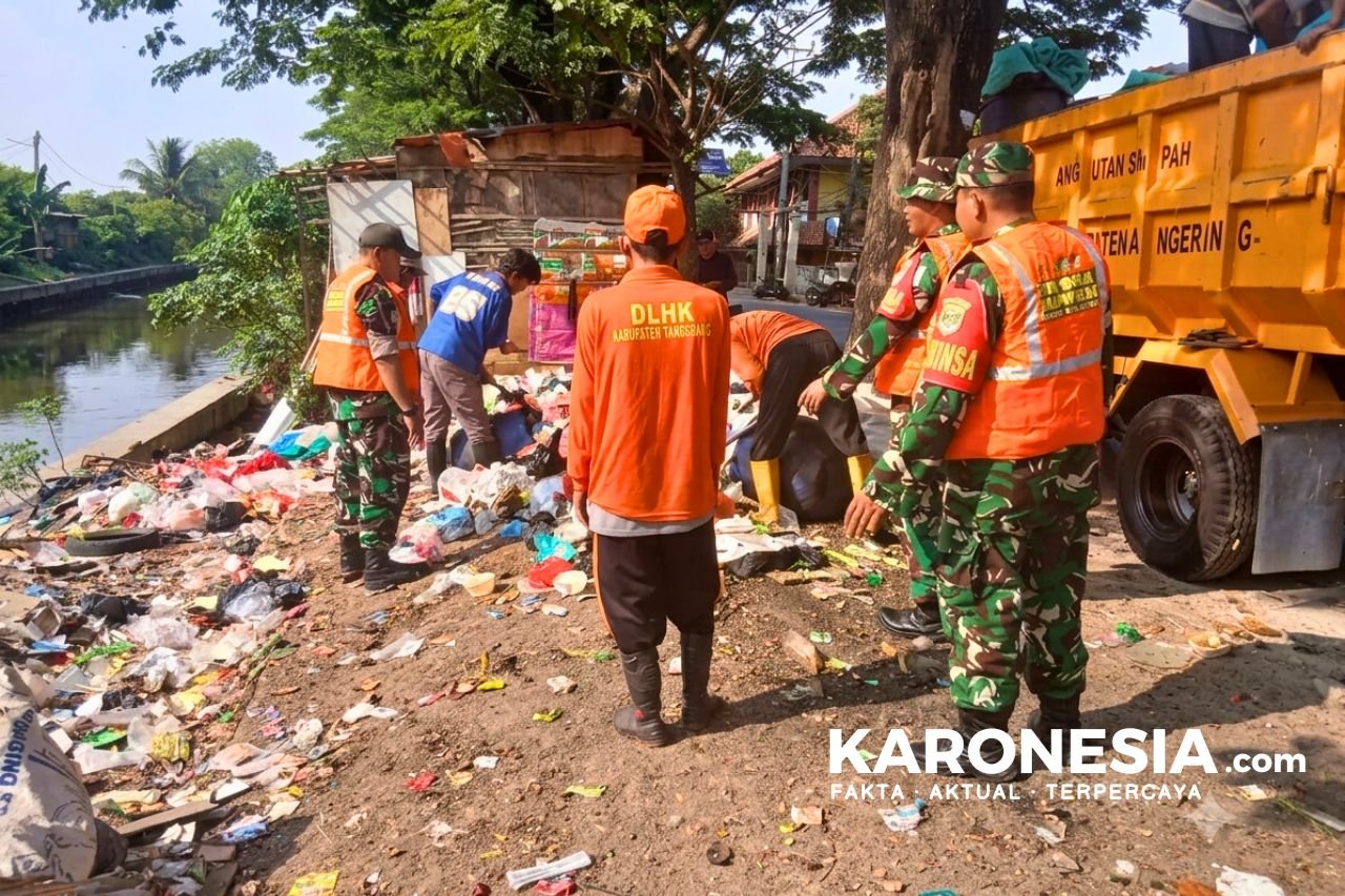 Satgas Sampah Kodim Tigaraksa bersihkan sampah di Jalan Raya Mauk