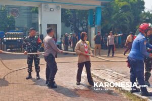 TNI, Polri, dan pelajar pegang selang saat latihan pemadam kebakaran di Ciputat