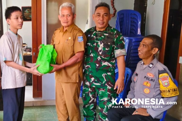 Warga terima paket sembako dari Koramil 07 Pondok Aren