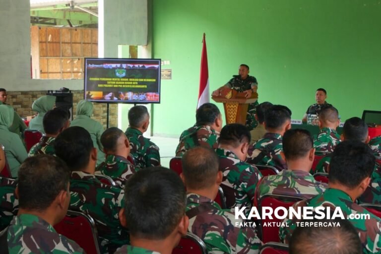 Prajurit mengikuti ceramah pembinaan mental.