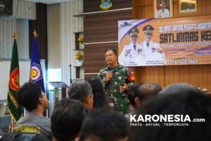 Babinsa memberikan pembekalan Satlinmas.