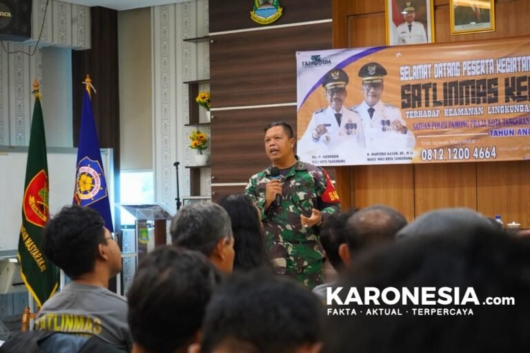 Babinsa memberikan pembekalan Satlinmas.