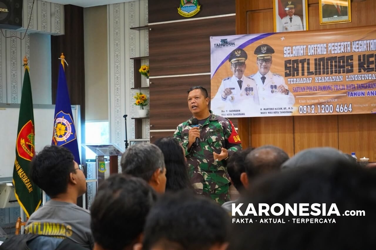 Babinsa memberikan pembekalan Satlinmas.