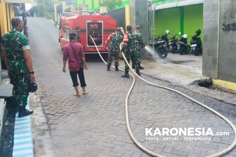 Koramil dan Damkar menyemprot lingkungan MAN 1 Tangerang.