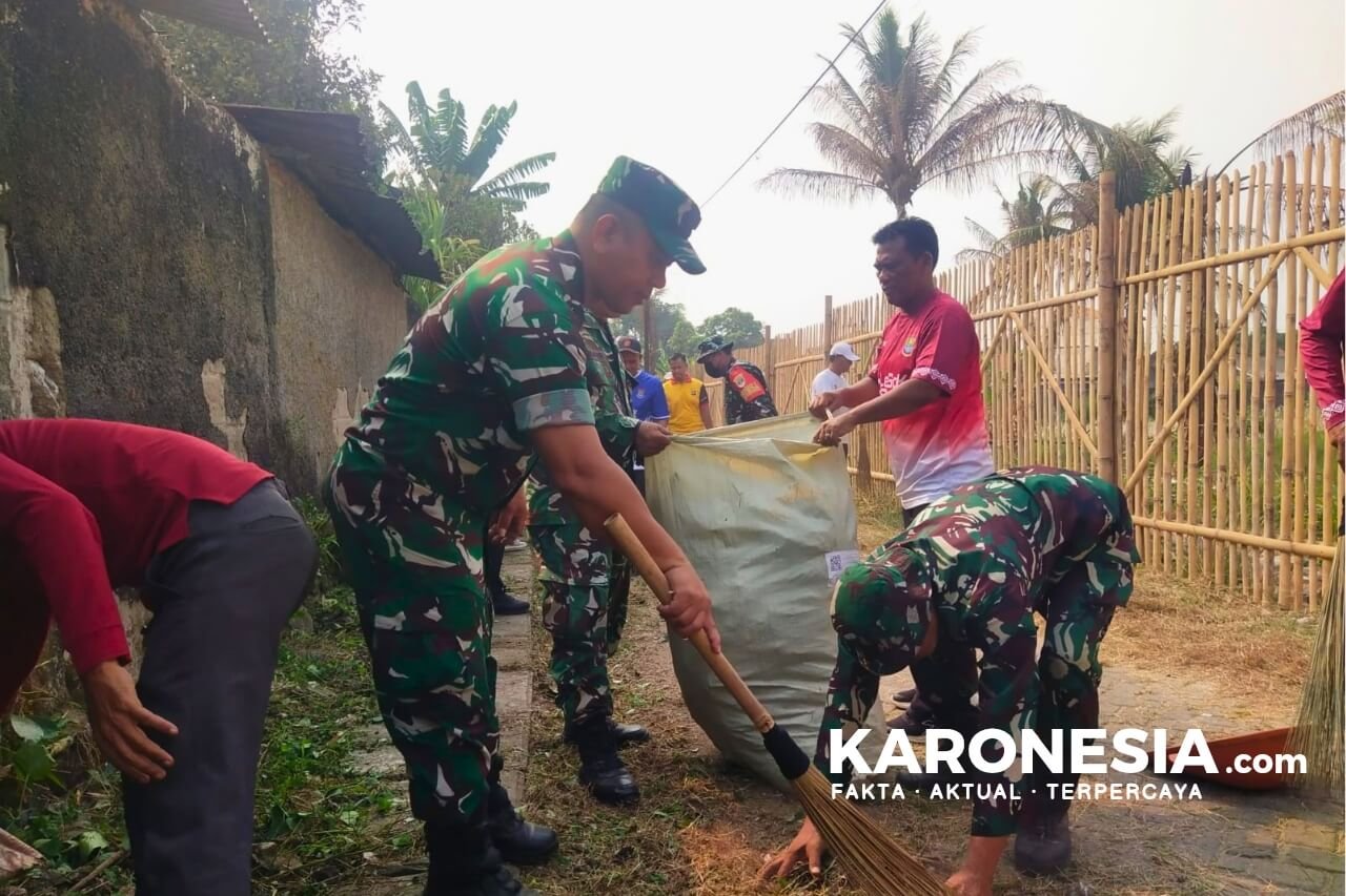 Danramil 03/Legok dan warga bergotong royong membersihkan sampah lingkungan.